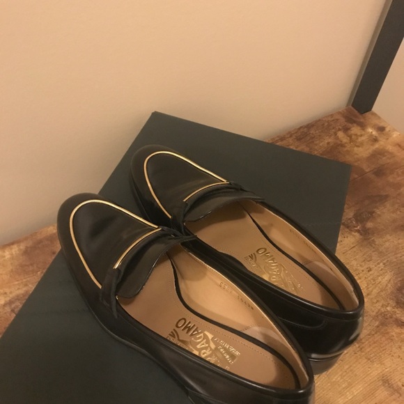 Salvatore Ferragamo Reed Leather Loafers Size 9 B Black Gold  Salvator Ferragamo Metallic Leather Reed Loafers
